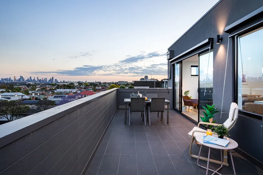 Penthouse with uninterrupted panoramic city views - Image 1