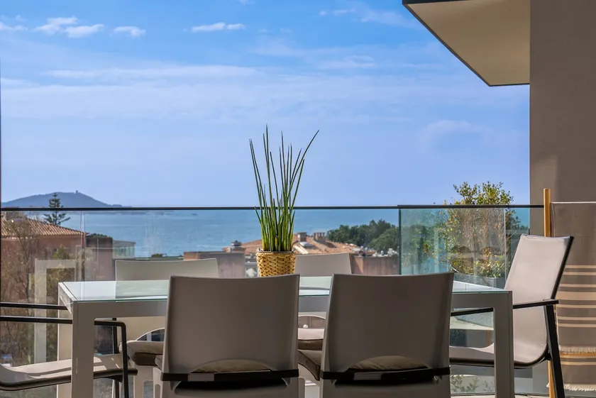 Large flat, sea view, beach by feet, enjoy trip - Image 1