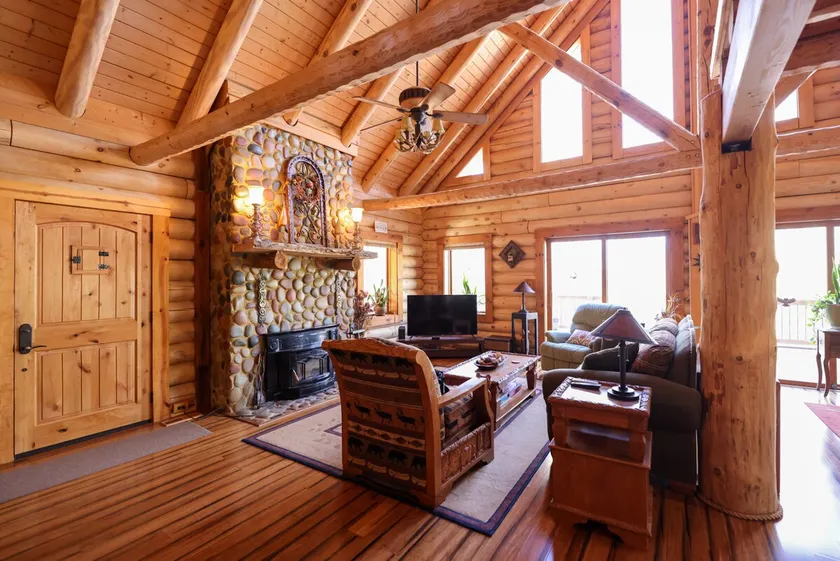 Beautiful River Front Log Cabin Near Williamsburg - Image 1