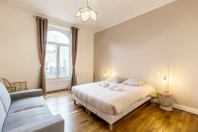Top floor - 4 bedrooms 3 bathrooms - Free parking 3 min - Image 1