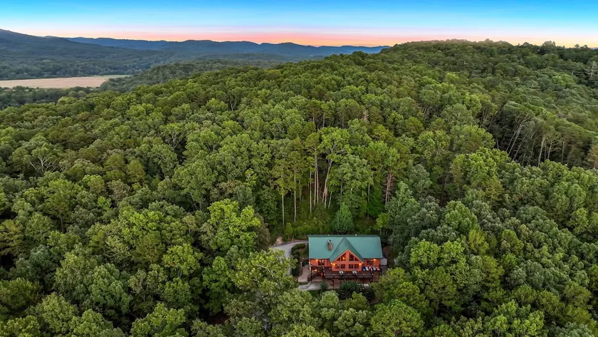 Secluded Lodge w/Mountain Views, Hot Tub, Firepit, Game Room - 2mi to Helen, GA - Image 1