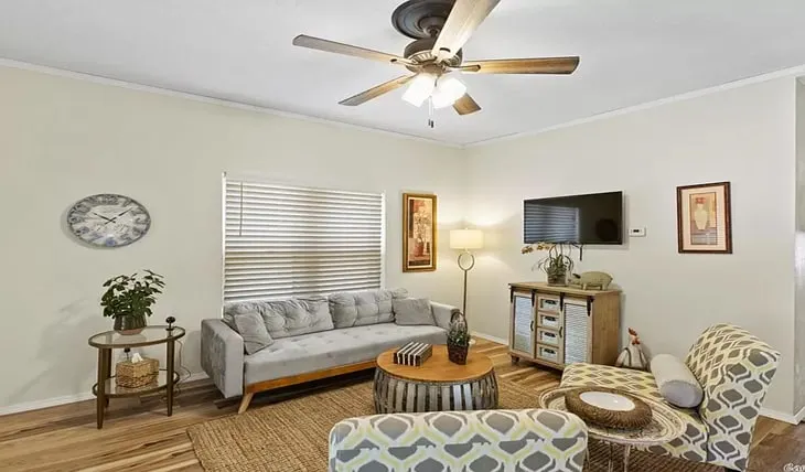 Cheerful 2 Bedroom Home with Big Backyard & Porch - Image 1