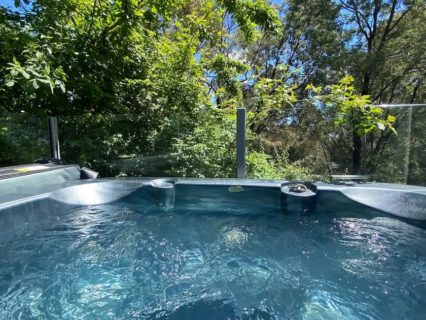 TreeTops - wood fire, outdoor spa and great coffee - Image 1