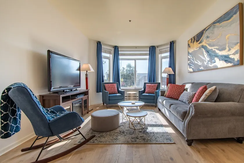 Sunny Oasis in the Heart of Seattle! with Parking and Pool - Image 1