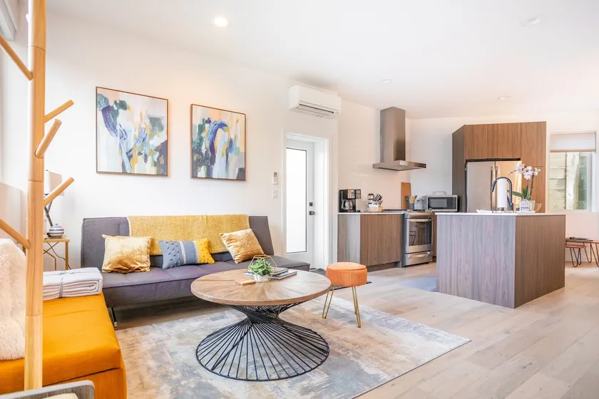 Modern Townhome: AC, Free Parking, UW & Hospitals - Image 1