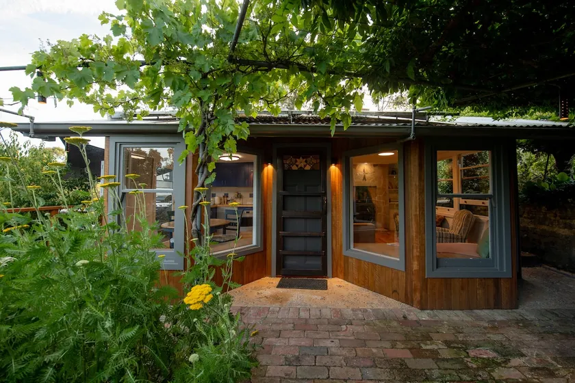 Delphi, Adelaide Hills Garden BnB - Image 1