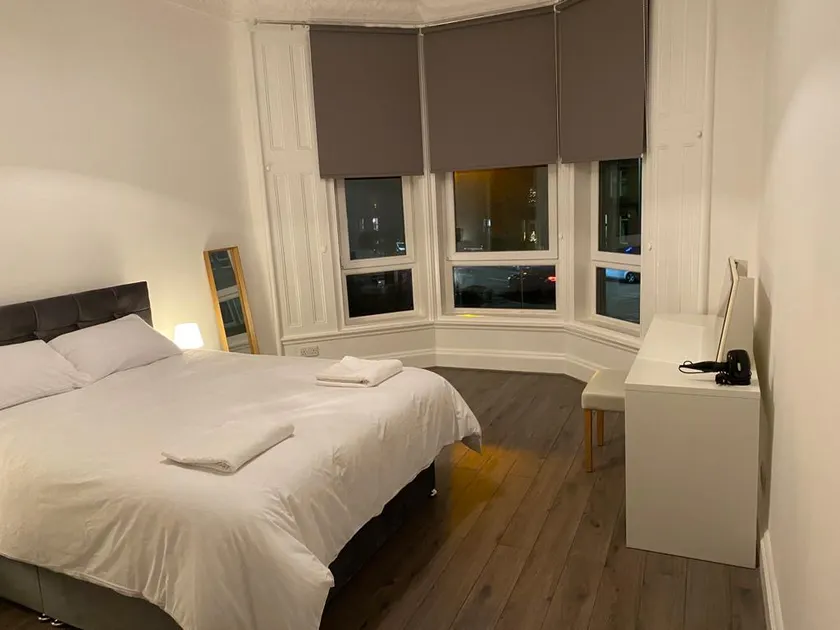 Newly refurbished 2 bedroom apartment free parking - Image 1