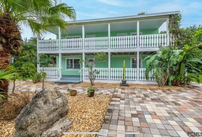Cozy 2nd floor, steps to beach, right off A1A Beach! - Image 1