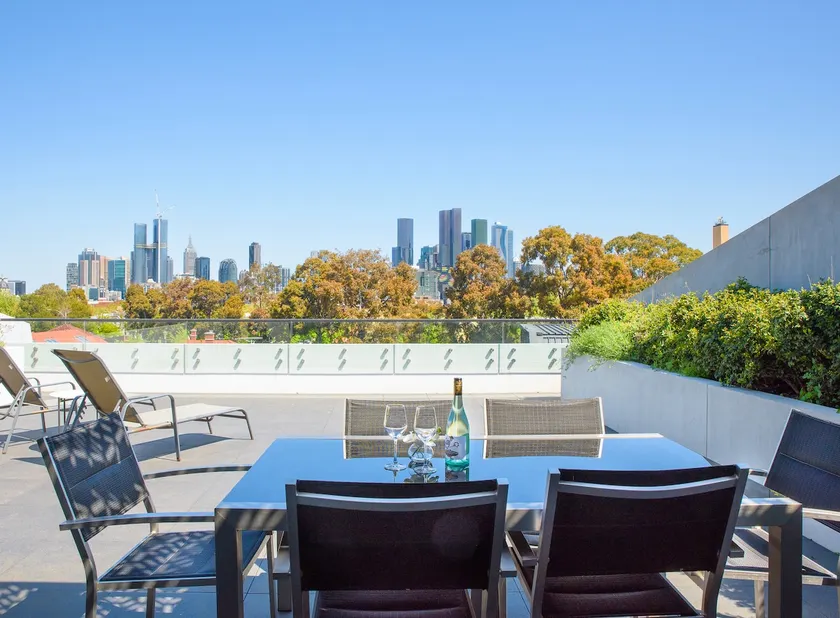 Cosmo Stays- Penthouse with Incredible City View - Image 1