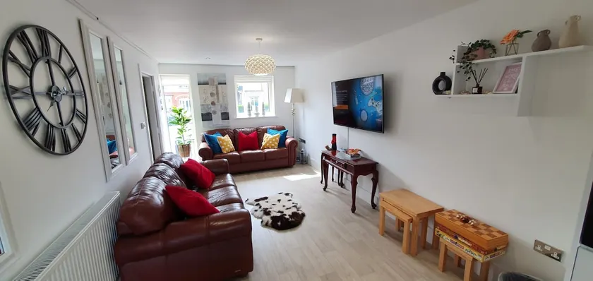 Riverdale House (4 bedrooms) Serviced Accomodation - Image 1