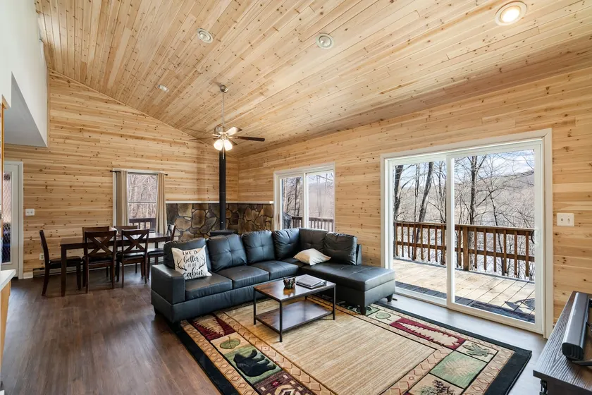 Pet/Family Friendly, Hot Tub, Large Deck - Image 1