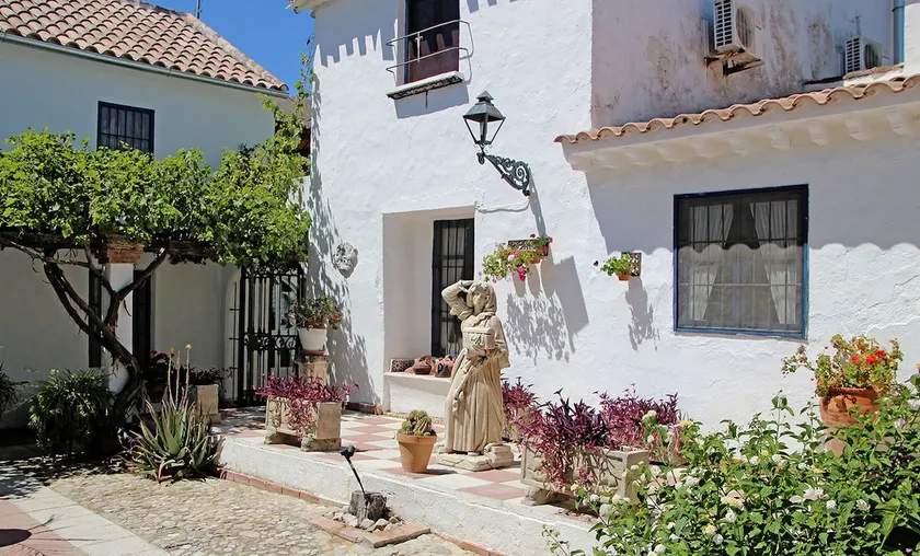 Une belle maison familiale espagnole située dans un cadre magnifique et paisible. - Image 1