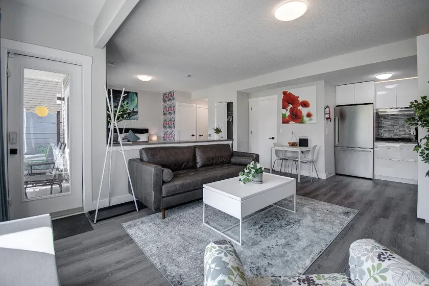 Light & spacious walk-out suite. - Image 1
