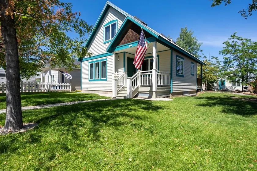 Steps from Downtown Cody - Spacious home that sleeps 10! - Image 1