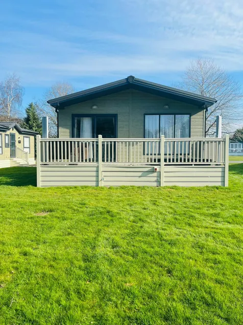 Fox Lodge with Hot Tub - Image 1
