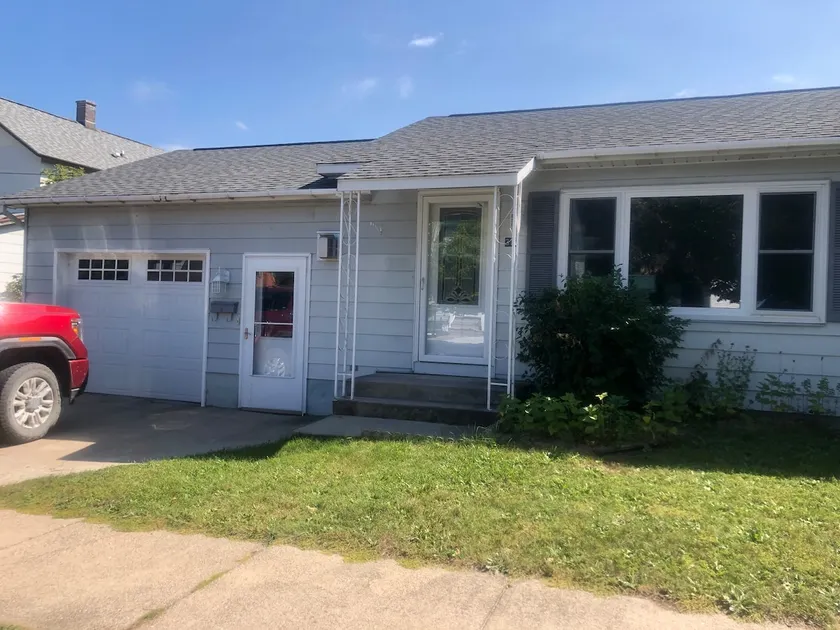 Cheerful 2 bedroom home with fireplace downtown! - Image 1
