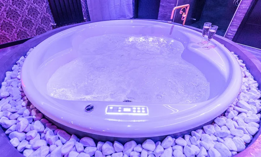 Cupid Love Room: Hot Tub & Unique Sensory Shower - Image 1