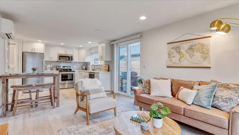 Quiet, Charming 2 Bedroom Home in the heart of Madison Park - Image 1