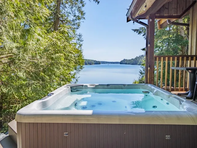 Osprey cabin Ocean front with hot tub, EV charger. - Image 1