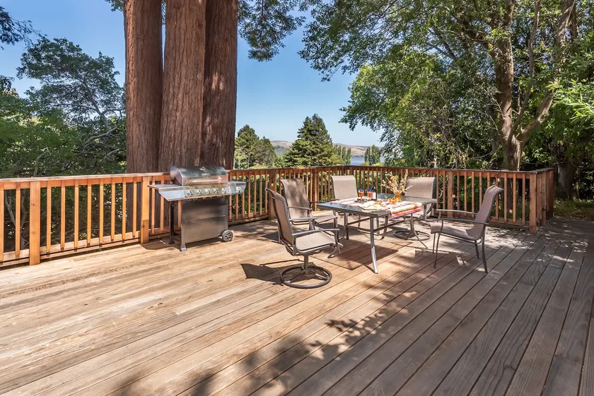 Lloyd's Lookout - spacious 2 bed retreat with stunning bay views - Image 1