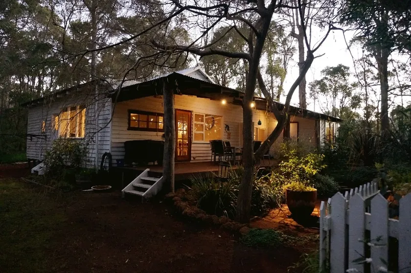 Delightful Cottage 1km to Town 1 Acre Bush Block - Image 1