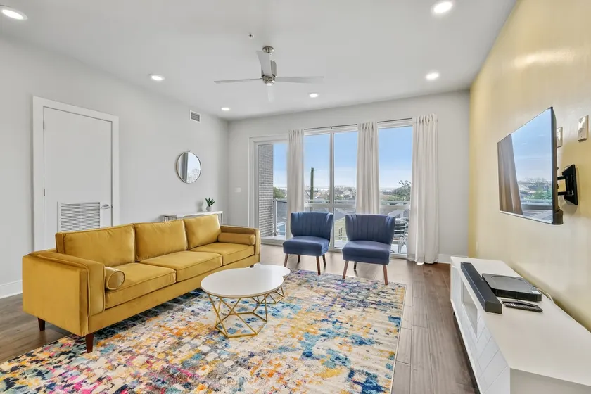 Festive Luxury Condo Near the Quarter with Balcony - Image 1