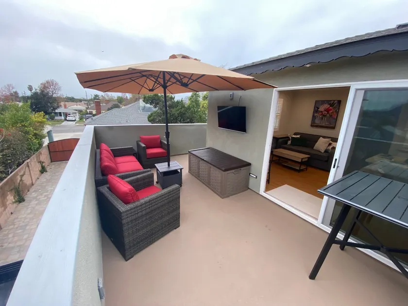 Clean Penthouse with Balcony - Image 1