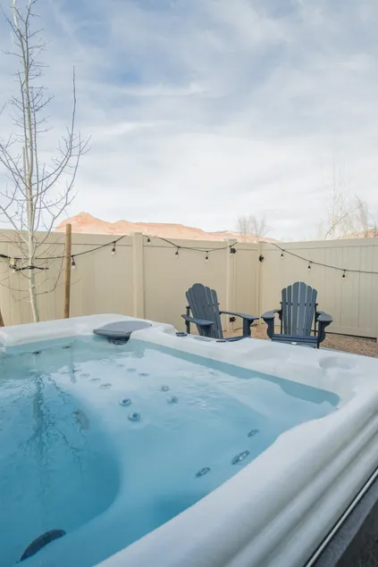 Modern/Luxury Townhouse- HOT TUB - Sleep up to 8! - Image 1