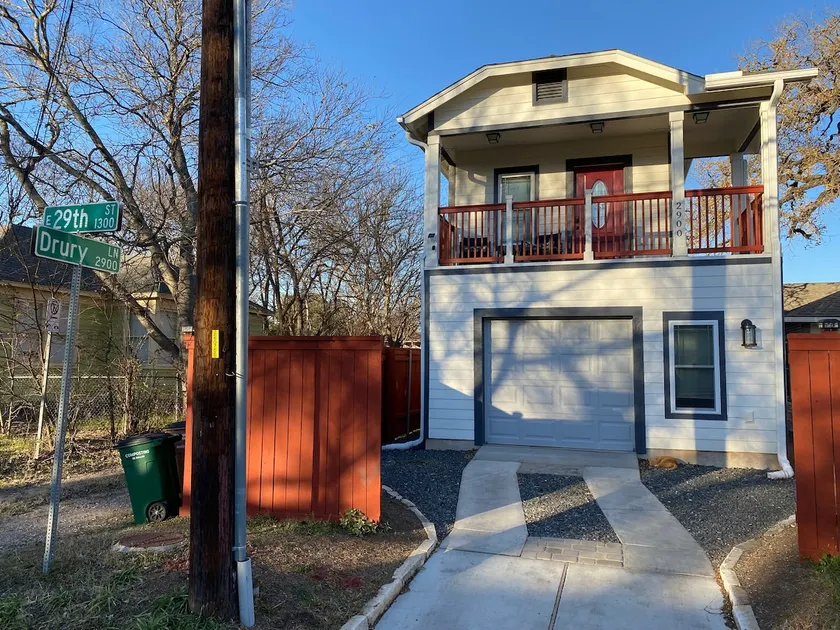 Guest house with private driveway and fence. - Image 1