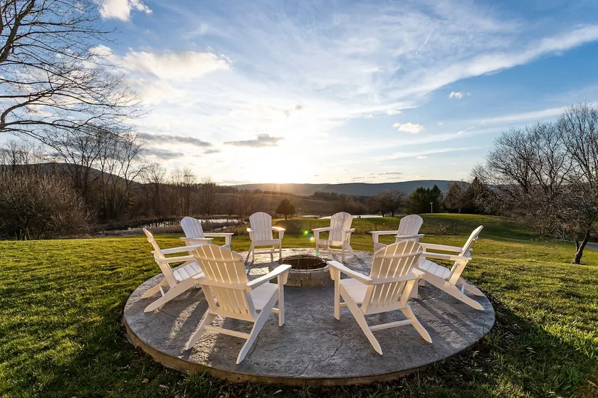 Tranquil Lodge with A+ Amenities - Image 1