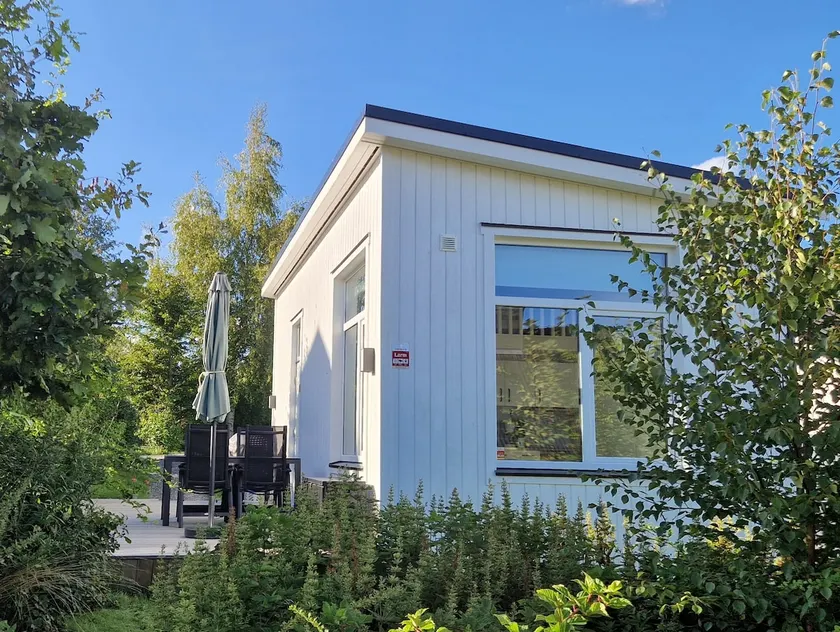 Newly-built house on corner lot with AC and parking - Image 1