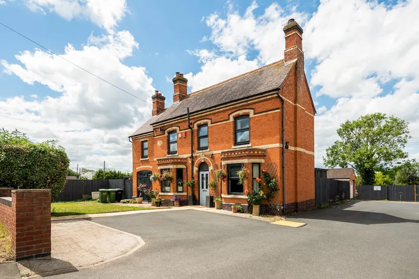 Stunning 5 Bedroom Victorian home with optional hot tub - Image 1