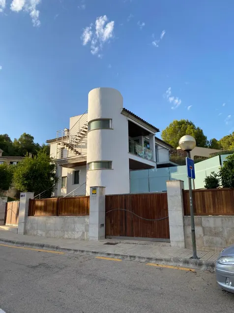 Margarita Alcanada House - Image 1
