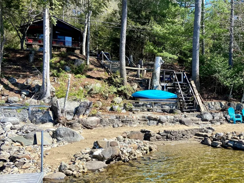 Beautiful 4 BR lake front house with 100’ private beach - Image 1