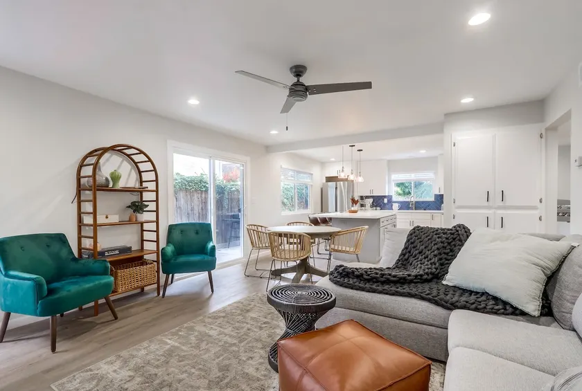 Luxe 3 Bedroom Beach | Downtown | Firepit| Yard - Image 1
