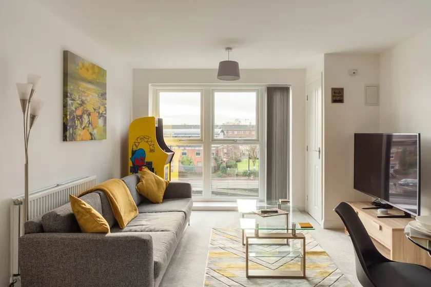 Luxury 2Bed Spacious Apartment- City Centre- Free Parking - Image 1