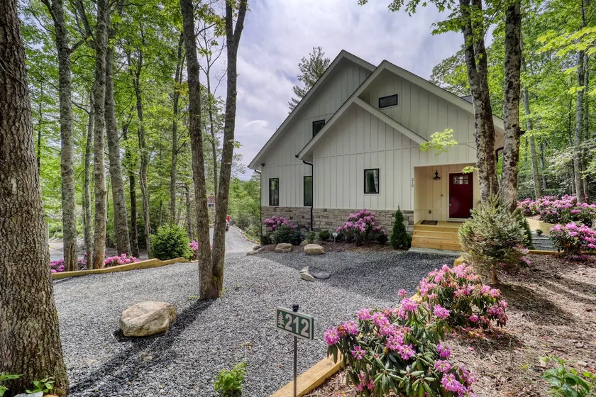 Beautiful ”5” Stars Modern Farmhouse, Newland NC - Image 1