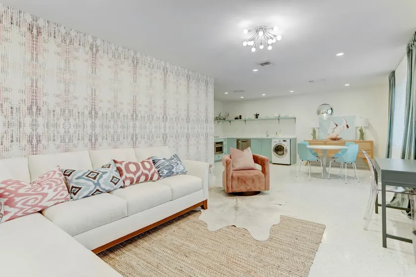 Fun 1 bedroom condo in ideal location with parking - Image 1