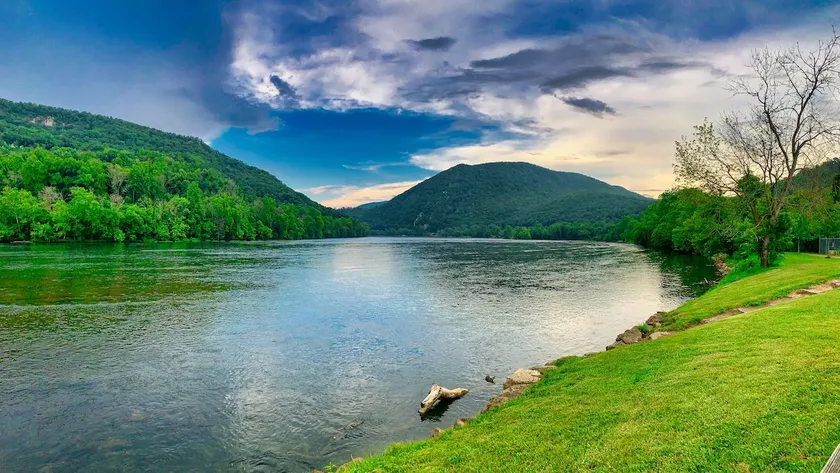 Cozy, riverfront house - 15 minutes from Virginia Tech - Image 1