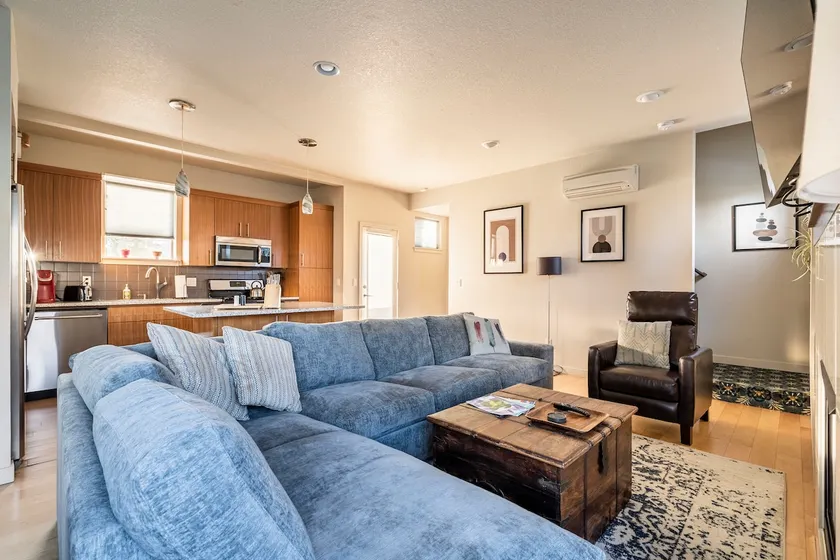 4BR • Sleeps 10 • Trendy Arts District Location - Image 1