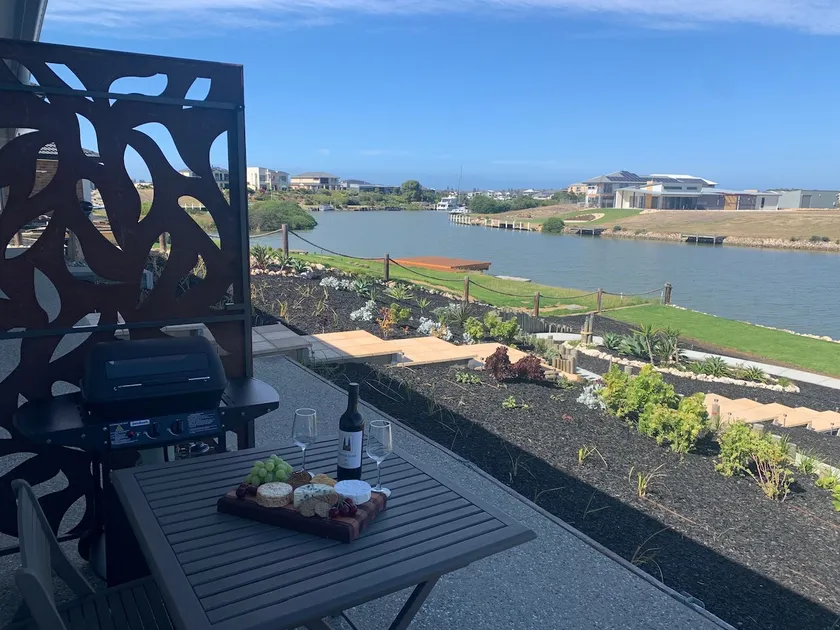 Luxurious apartment with waterfront view - Image 1