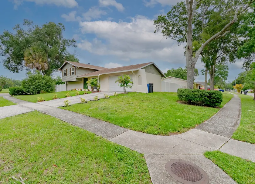 Peaceful Corner Home - Spacious 2 Story Games Room - Image 1