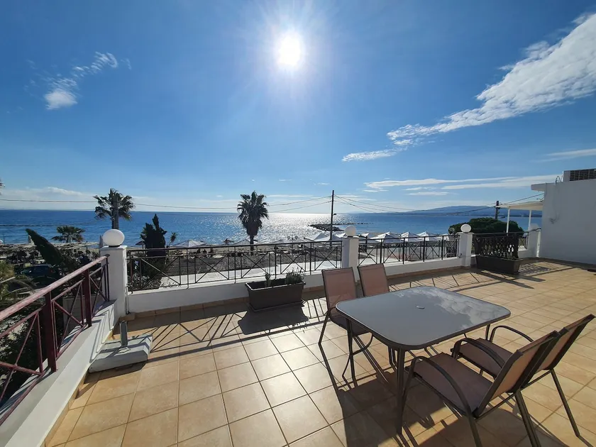 Waterfront apartment, Marathon beach - Image 1