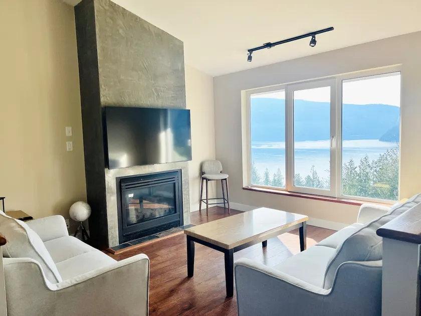 Best views in all of Sicamous! - Image 1