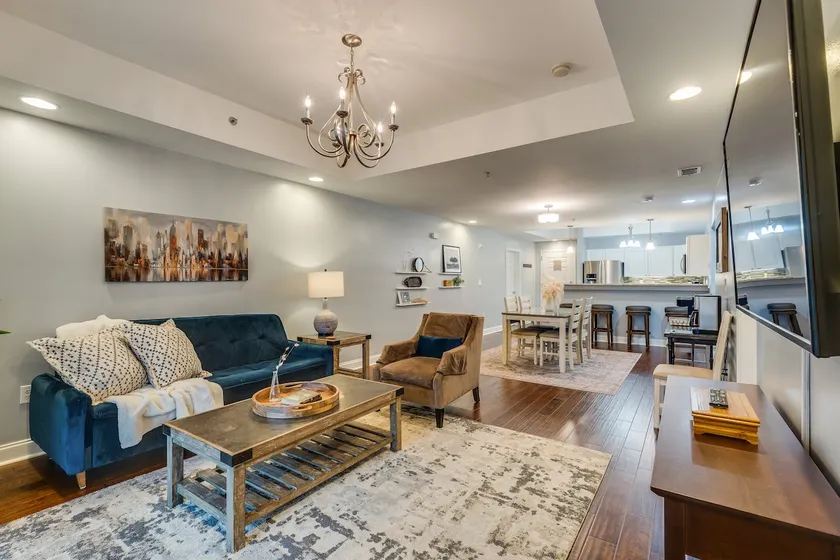 2BR/2BA Double Balcony, One Level, Elevator - Image 1