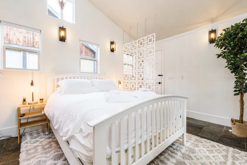 Bright and Airy Studio Loft Near DT + Parks! - Image 1