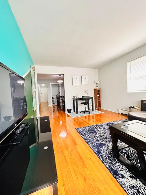 Roger's Park 2 Bedroom spacious with free parking - Image 1