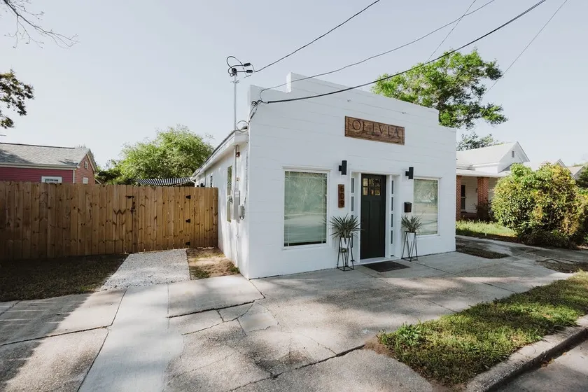 ✨Olivia Downtown✨ Industrial chic/ Sleeps 4 - Image 1