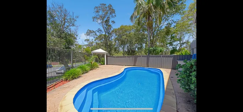Lovely 2 bedroom unit with pool access - Image 1