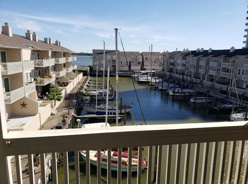 Lovely 2 Bedroom condo with marina view and pool - Image 1